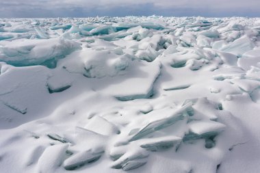 Michigan Gölü, Empire Beach, Sleeping Bear Dunes, Michigan, ABD 'nin mavi buz parçaları ve karla kaplı kıyı şeridi.