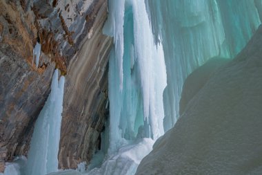 Bir buz mağarası iç mimarisi, Grand Island Ulusal Rekreasyon Alanı, Lake Superior, Michigan 'ın Yukarı Yarımadası, ABD