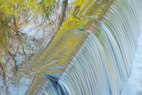 Landschap Van Portage Creek Waterval Vastgelegd Met Bewegingsvervaging Met Reflecties — Stockfoto