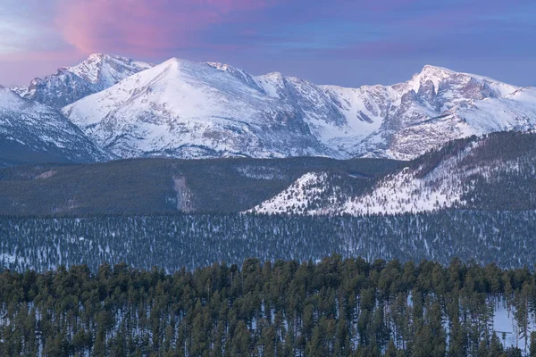 雪の日の出の冬の風景は ロッキー山脈 ロッキーマウンテン国立公園 コロラド州 アメリカ — ストック写真