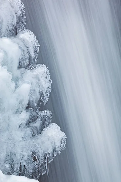 Paisagem Uma Cachoeira Inverno Emoldurada Por Gelo Comstock Creek Michigan — Fotografia de Stock