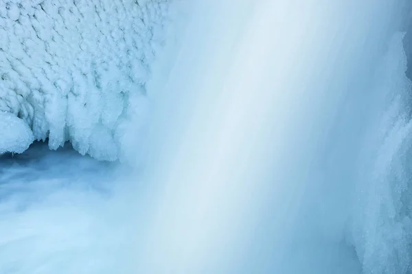 Zimowy Krajobraz Kaskady Uchwyconej Rozmyciem Ruchu Oprawionej Niebieskim Lodem Comstock — Zdjęcie stockowe