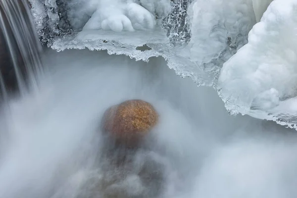 Winter Landschap Van Orangeville Creek Cascade Omlijst Met Ijspegels Vastgelegd — Stockfoto