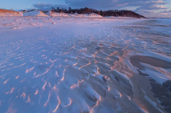 美国密歇根州Saugatuck Dunes州立公园 密歇根湖靠近日落的冰冻海岸线冬季景观 — 图库照片