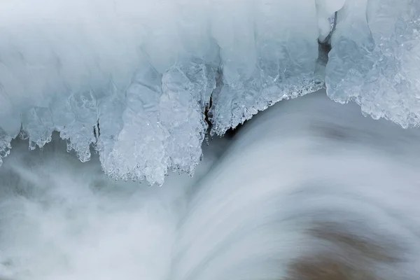 Buz Saçaklarıyla Çerçevelenmiş Orangeville Creek Şelalesi Nin Kış Manzarası Hareket — Stok fotoğraf
