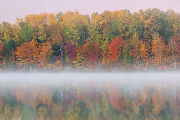Herfst Landschap Bij Dageraad Van Moccasin Lake Mist Met Spiegelende — Stockfoto