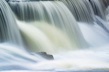 ABD 'nin Michigan, Rabbit Nehri' ndeki bir şelalenin bulanık hareketiyle çekilen manzara