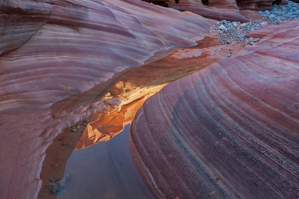 Paisaje Cañón Ranura Con Piscina Agua Estancada Reflejos Afloramientos Rocosos — Foto de Stock