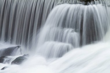 Manzara, ABD 'nin Michigan eyaletindeki Rabbit Nehri' ndeki bir şelalenin hareket bulanıklığı ile çekildi.