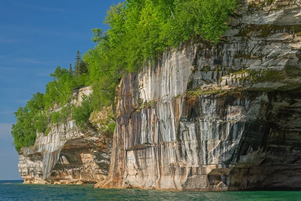 美国密歇根州上半岛国家湖滨岩石图片中的矿物污染 砂岩和侵蚀海岸线景观 — 图库照片