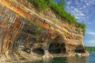 Superior Gölü 'nün mineral lekeli, kumtaşı ve aşınmış kıyı şeridi, Resimli Kayalar Ulusal Lakeshore, Michigan' ın Yukarı Yarımadası, ABD