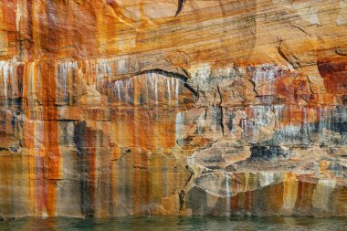 Superior Gölü 'nün aşınmış kumtaşı kıyı şeridi boyunca uzanan mineral lekeli uçurum manzarası, Resimli Kayalar Ulusal Lakeshore, Michigans Yukarı Yarımadası, ABD