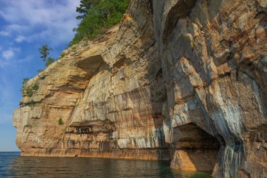 Superior Gölü 'nün mineral lekeli, kumtaşı ve aşınmış kıyı şeridi, Resimli Kayalar Ulusal Lakeshore, Michigan' ın Yukarı Yarımadası, ABD
