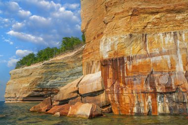 Superior Gölü 'nün mineral lekeli, kumtaşı ve aşınmış kıyı şeridi, Resimli Kayalar Ulusal Lakeshore, Michigan' ın Yukarı Yarımadası, ABD