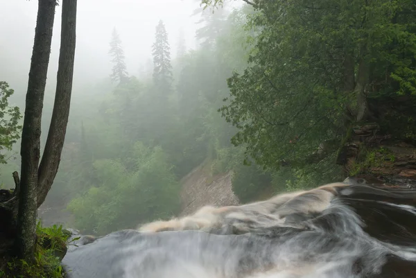 Mglisty Wiosenny Krajobraz Wodospadu Laughing Whitefish Falls Uchwycony Przez Poruszenie — Zdjęcie stockowe