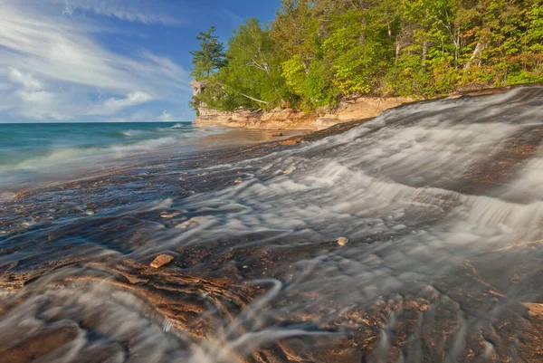 Letni Krajobraz Chapel Beach Wodospad Skała Jezioro Superior Krajobraz Skał — Zdjęcie stockowe