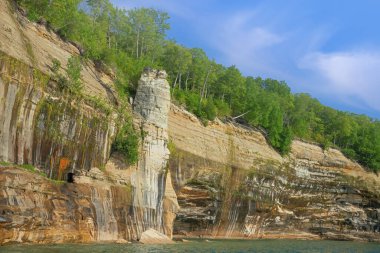 Superior Gölü 'nün mineral lekeli, kumtaşı ve aşınmış kıyı şeridi, Resimli Kayalar Ulusal Lakeshore, Michigan' ın Yukarı Yarımadası, ABD