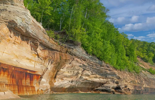 美国密歇根州上半岛国家湖滨岩石图片中的矿物污染 砂岩和侵蚀海岸线景观 — 图库照片
