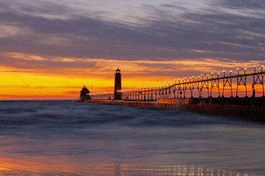 Grand Haven 'ın manzarası, Michigan Deniz feneri, rıhtım ve gün batımında podyum, Michigan Gölü, ABD