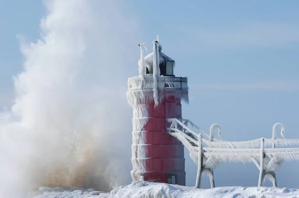 Winter Landscape South Haven Michigan Lighthouse Splashing Wave Lake Michigan — Stock Photo, Image