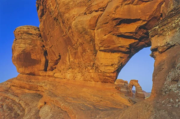 Kaya Penceresi Çerçeveli Hassas Kemer Günbatımına Yakın Manzara Arches National — Stok fotoğraf