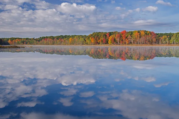 Hösten djup sjö med reflektioner — Stockfoto