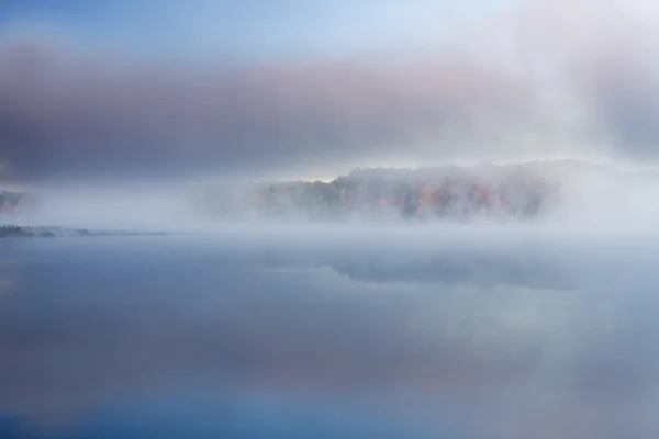 Outono lago profundo no nevoeiro — Fotografia de Stock