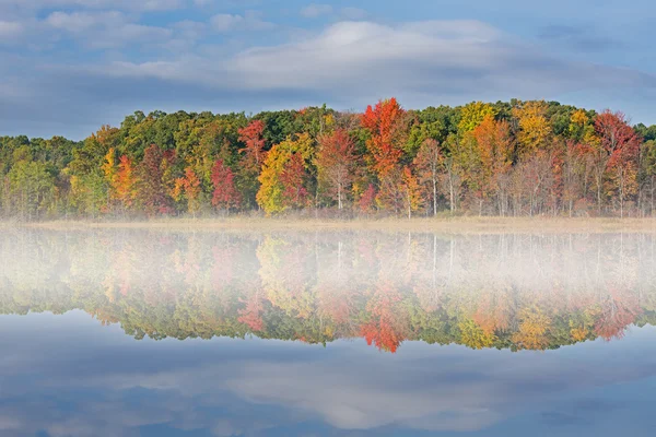 Herbstlicher See im Nebel — Stockfoto