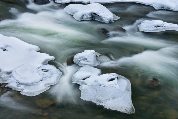 Зимний ясный ручей — стоковое фото