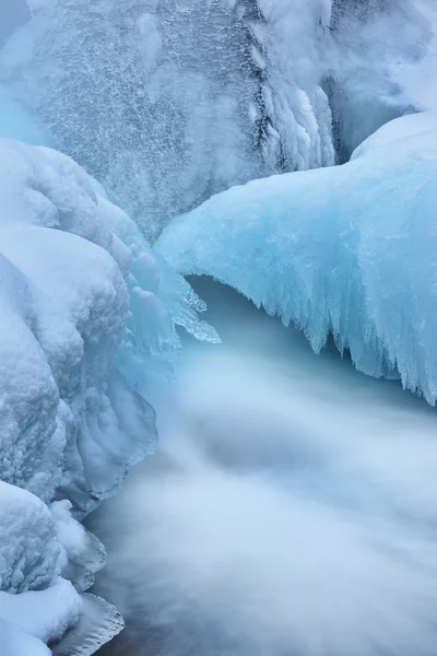 Zima, kaskadę potoku frajer — Zdjęcie stockowe