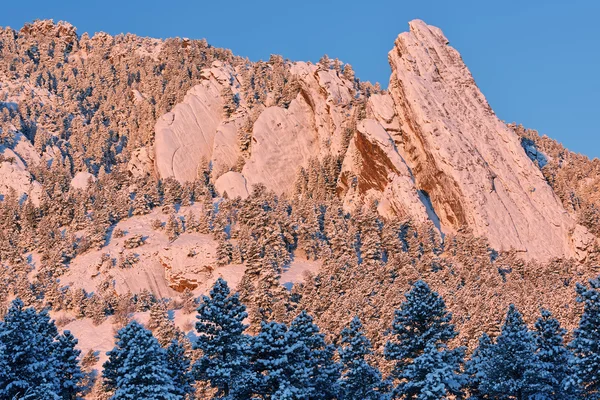 Flatirons kar güneş doğarken akın etti.