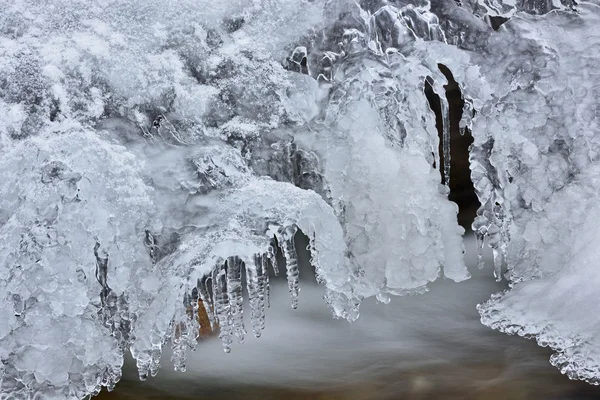 Winter Orangeville Creek med Icikles – stockfoto