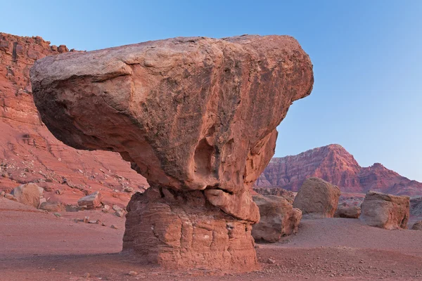 Dengeli Rock Vermillion kayalıklarla — Stok fotoğraf