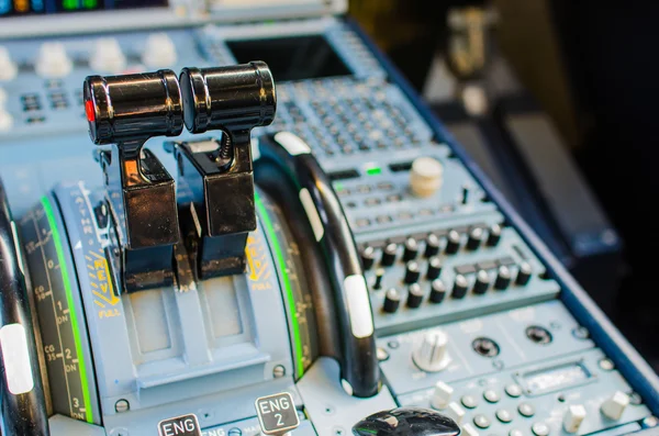 Console de um cockpit com seus instrumentos — Fotografia de Stock