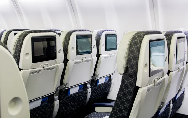 Asientos modernos en la sección de pasajeros de clase económica de las aeronaves — Foto de Stock