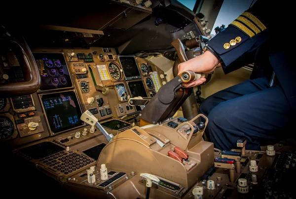 Um piloto verificando instrumentos em um cockpit de avião — Fotografia de Stock