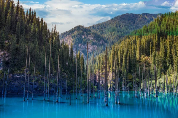 Majestuoso lago de montaña en Kazajstán — Foto de Stock