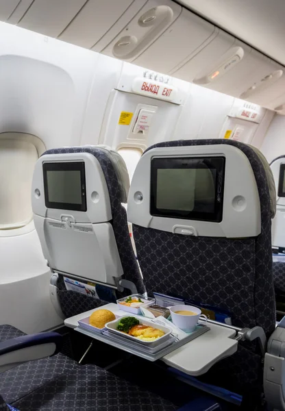 Bandeja de comida en el avión — Foto de Stock