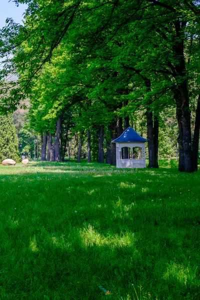 Bandstand nei Giardini Botanici di Almaty — Foto Stock