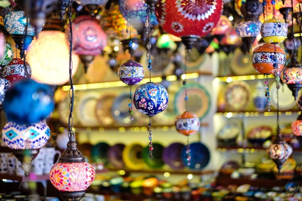 Belle lampade arabe in un bazar orientale — Foto Stock