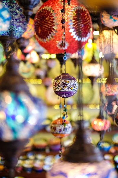 Belle lampade arabe in un bazar orientale — Foto Stock