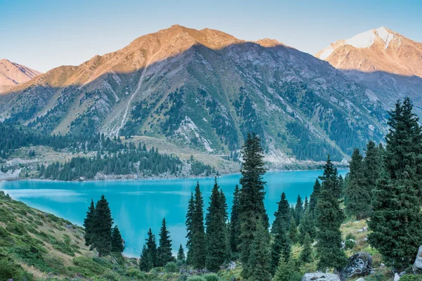 Большое Алматинское озеро, Казахстан, г. Алма-Ата — стоковое фото