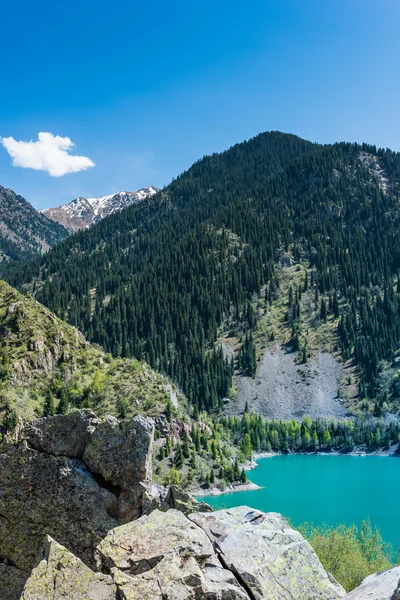 Alpine lake Issyk, Almaty, Kazakhstan. — Stock Photo, Image