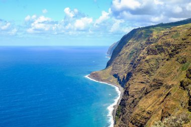 Güzel dağlar ve okyanus Kuzey kenarı, Madeira Adası, Portekiz