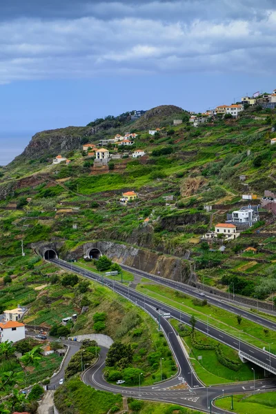 Estrada rodoviária com túneis para o Funchal na ilha da Madeira — Fotografia de Stock