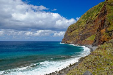 Güzel dağlar ve okyanus Kuzey kenarı, Madeira Adası, Portekiz