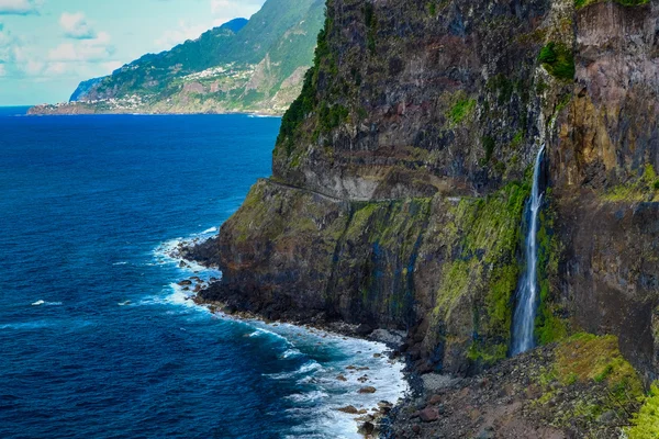 Dzikie Wybrzeże Atlantyku, wybrzeże wyspa Madera - tuż góry z wodospadem — Zdjęcie stockowe