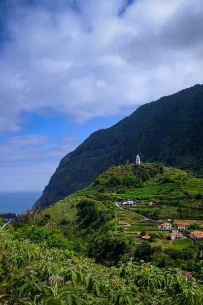 Coltivato collina a schiera su una scogliera sull'isola di Madeira — Foto Stock