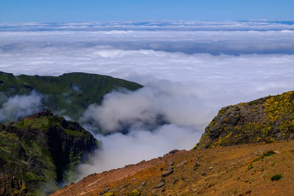 Pico Ruivo and Pico do Areeiro mountain peaks in Madeira, Portugal — Stock Photo, Image