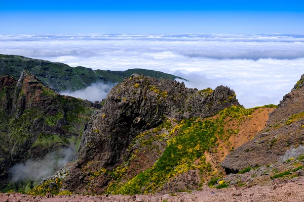 Pico Ruivo and Pico do Areeiro mountain peaks in Madeira, Portugal — Stock Photo, Image
